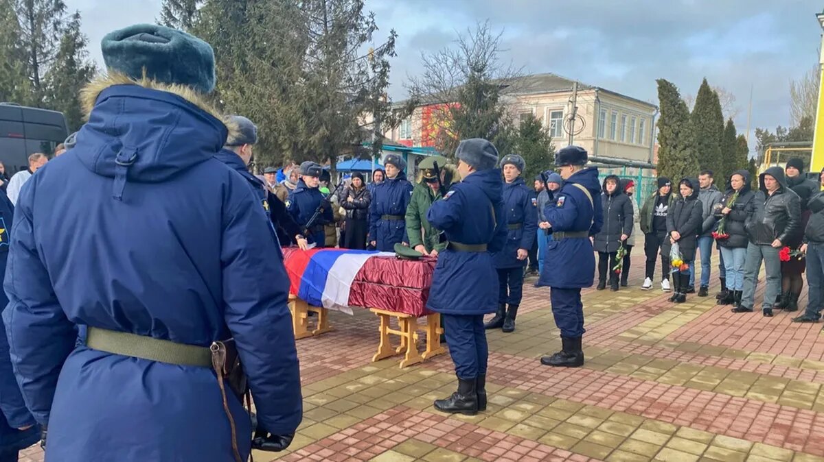 Прощание у закрытого гроба. Фото: Ирина Бабичева 161.ru