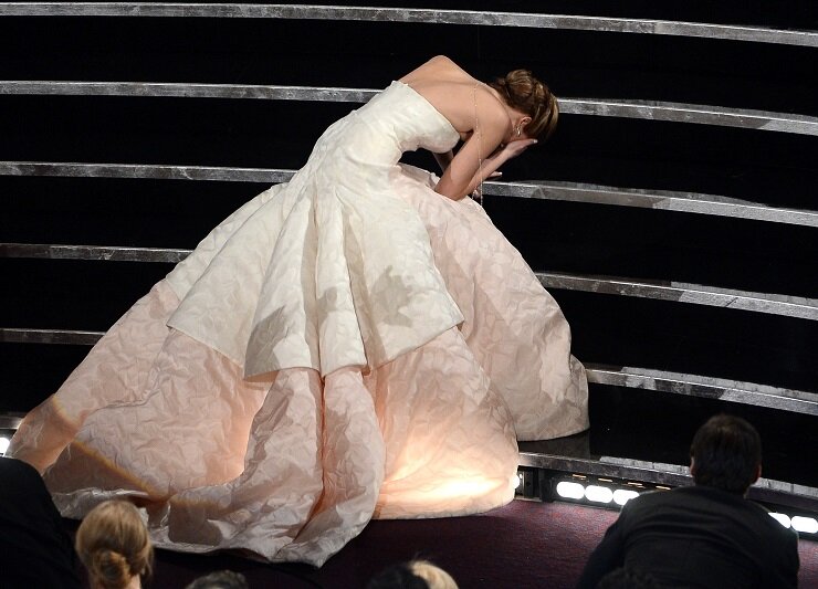 Поцелуи, падения и нога Анджелины Джоли : 12 самых запоминающихся моментов в истории «Оскара»