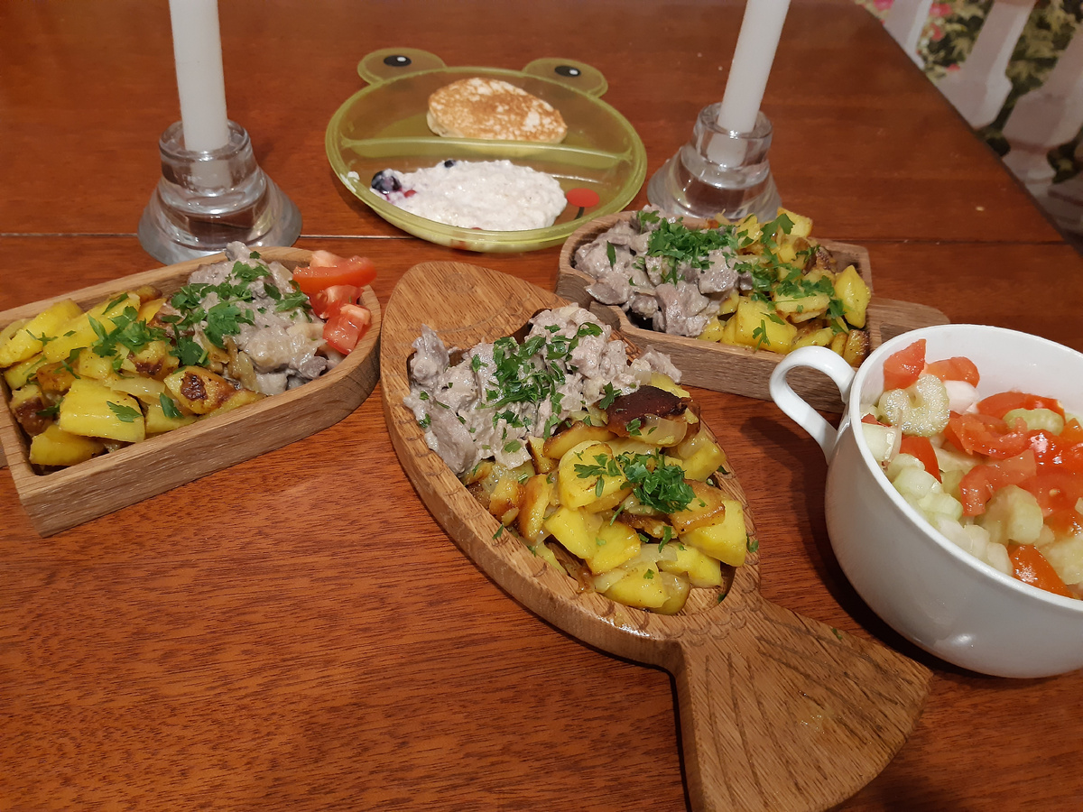 Здесь в тарелочку помещается полноценная порция картошки с мясом