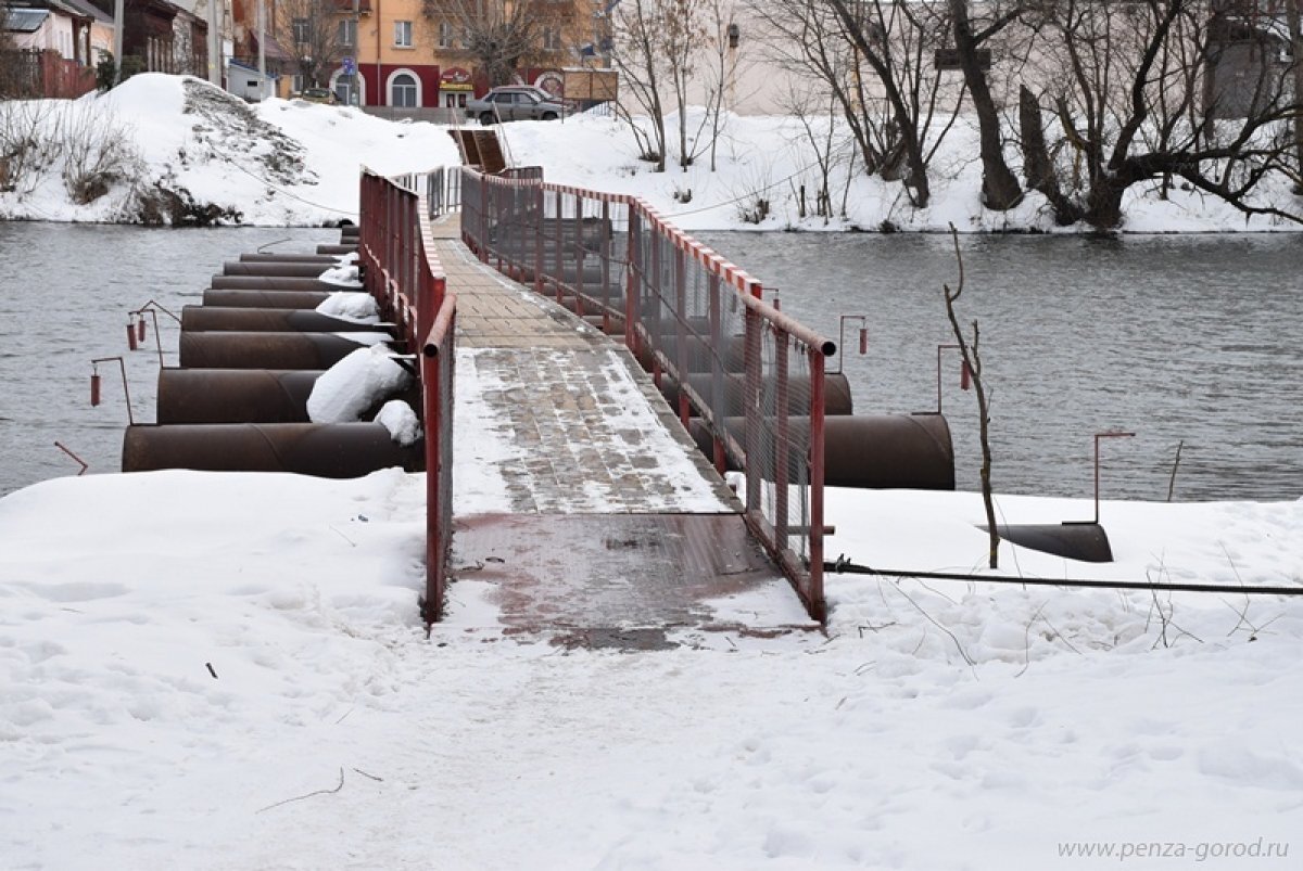    В Пензе временно развели понтонный мост в районе острова Пески