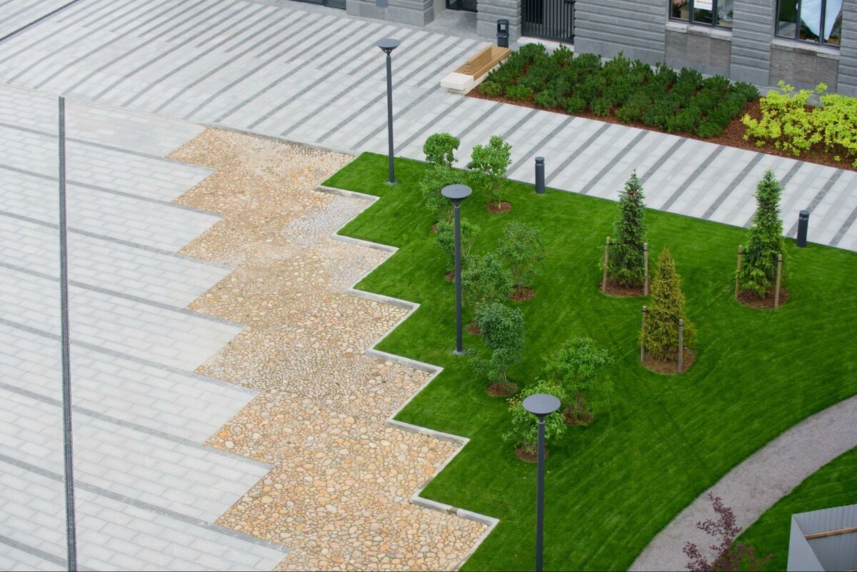 Таким покрытием я любуюсь, не только находясь во дворе, но и из окна квартиры