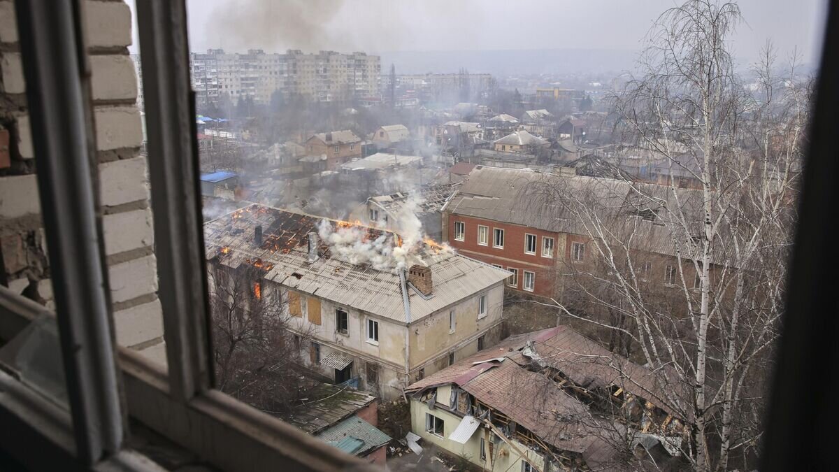    Пожар на месте боев в Артемовске (Бахмуте)© AP Photo / Yevhen Titov