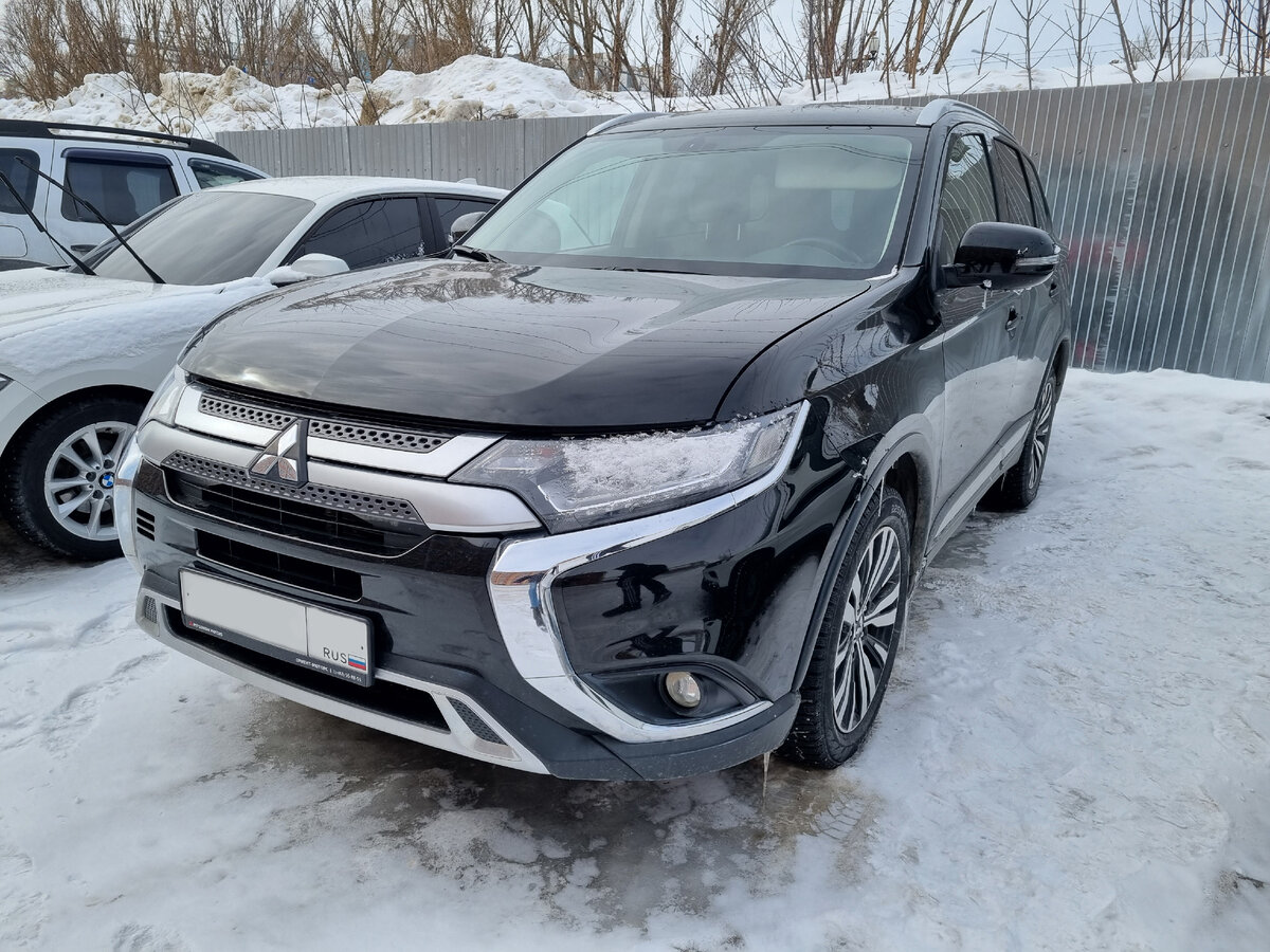 Mitsibishi Outlander 2019. На фото, у автомобиля открыт капот.