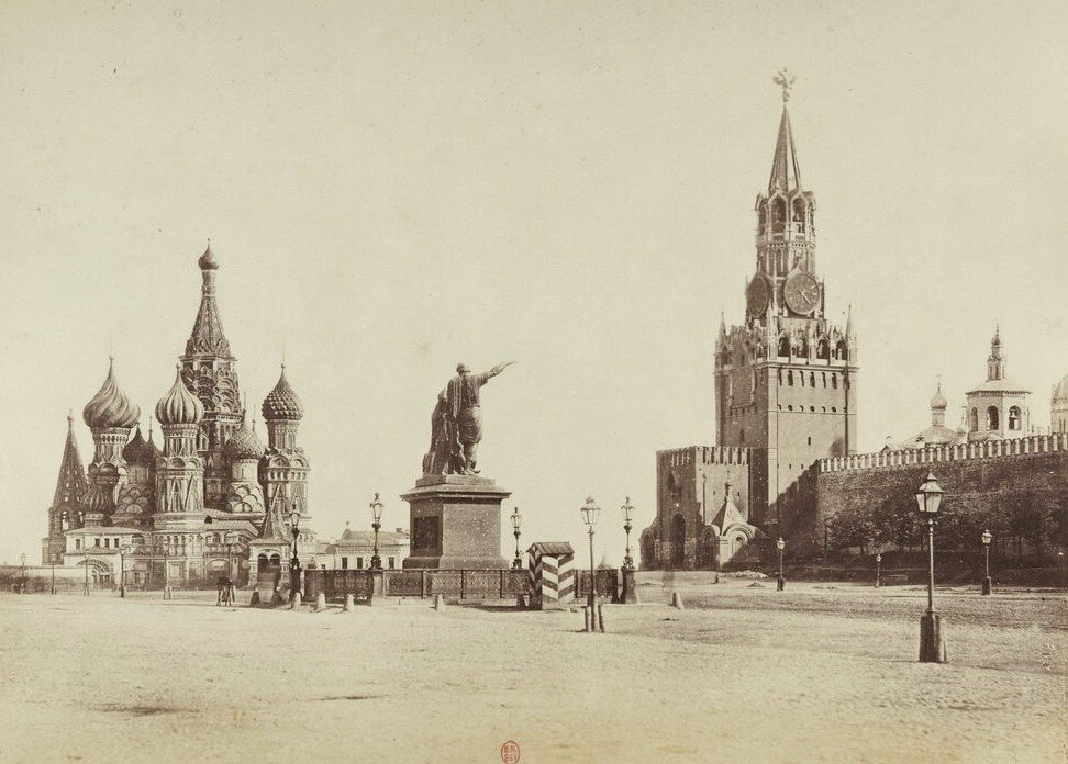 Красная Площадь. Газовые фонари у памятника Минину и Пожарскому. У самого памятника красуется сторожевая будка.