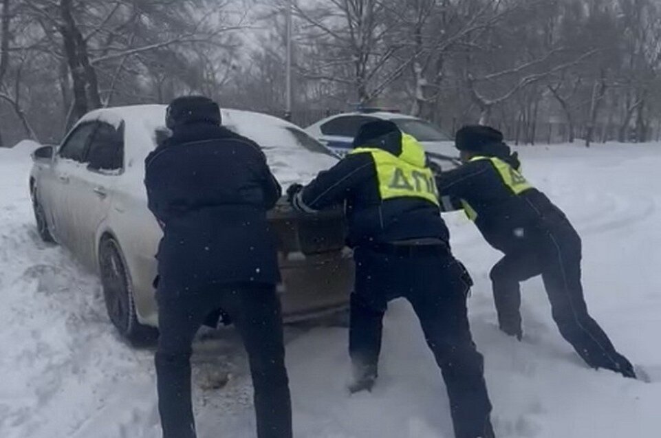     Помощь водителям оказывают сотрудники ГИБДД и МЧС Фото: Госавтоинспекция Хабаровского края