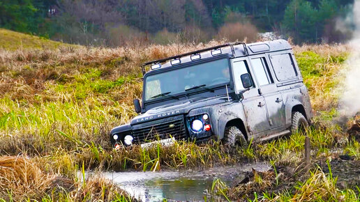 Мужик на Land Rover ни секунду не сомневался и ринулся вперед в трясину. Крутые внедорожники на бездорожье.