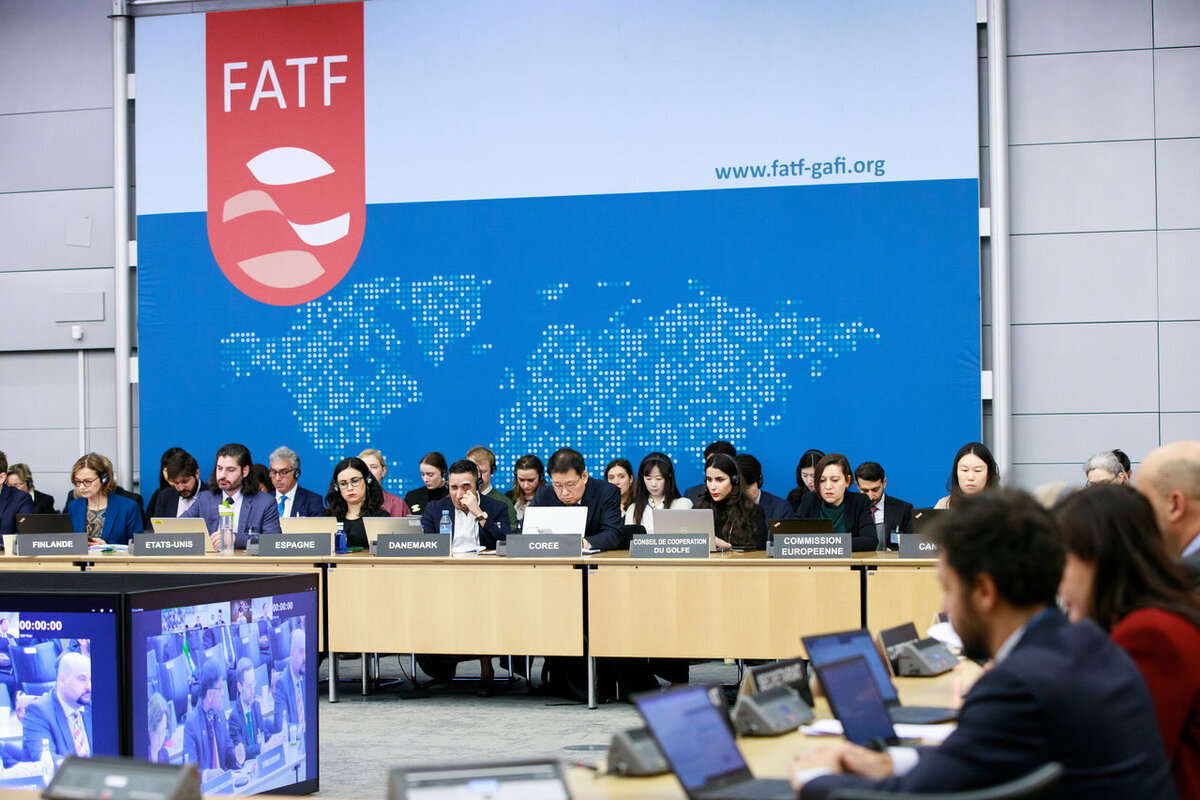 Фото с сайта: https://www.fatf-gafi.org/ 
Автор фото: HERVE CORTINAT | Источник: Herve Cortinat, © OECD Авторские права: HERVE CORTINAT 
