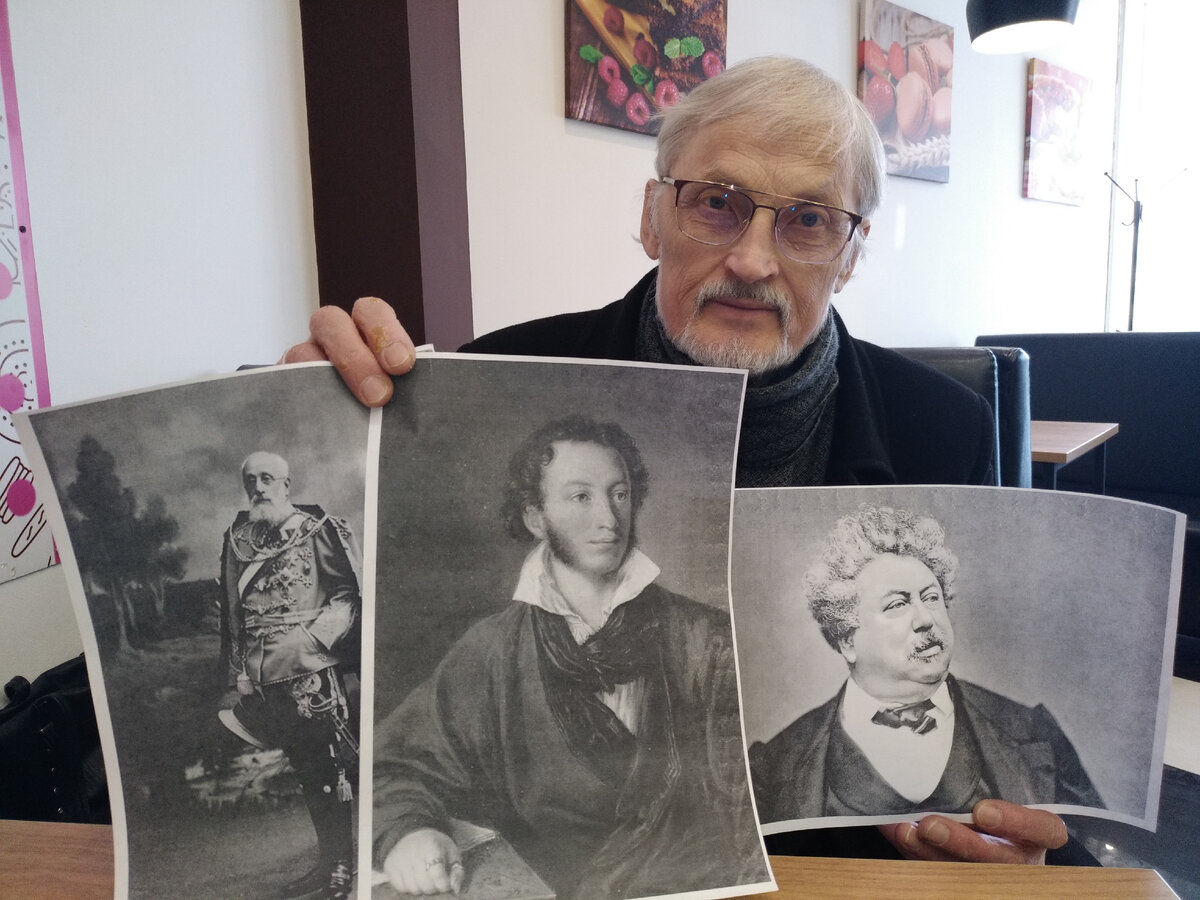 В руках у Владимира Сухаревского - слева направо - сын Пушкина (фото), сам Александр Сергеевич (портрет) и Александр Дюма (фото). Фото: Лариса Максименко