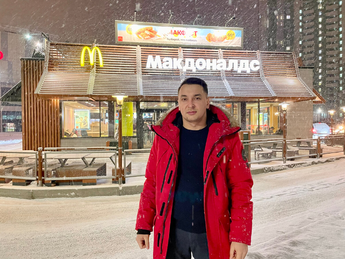 Время около 23:00. Живой очереди почти нет. Но очередь из автомобилей держится  по прежнему.