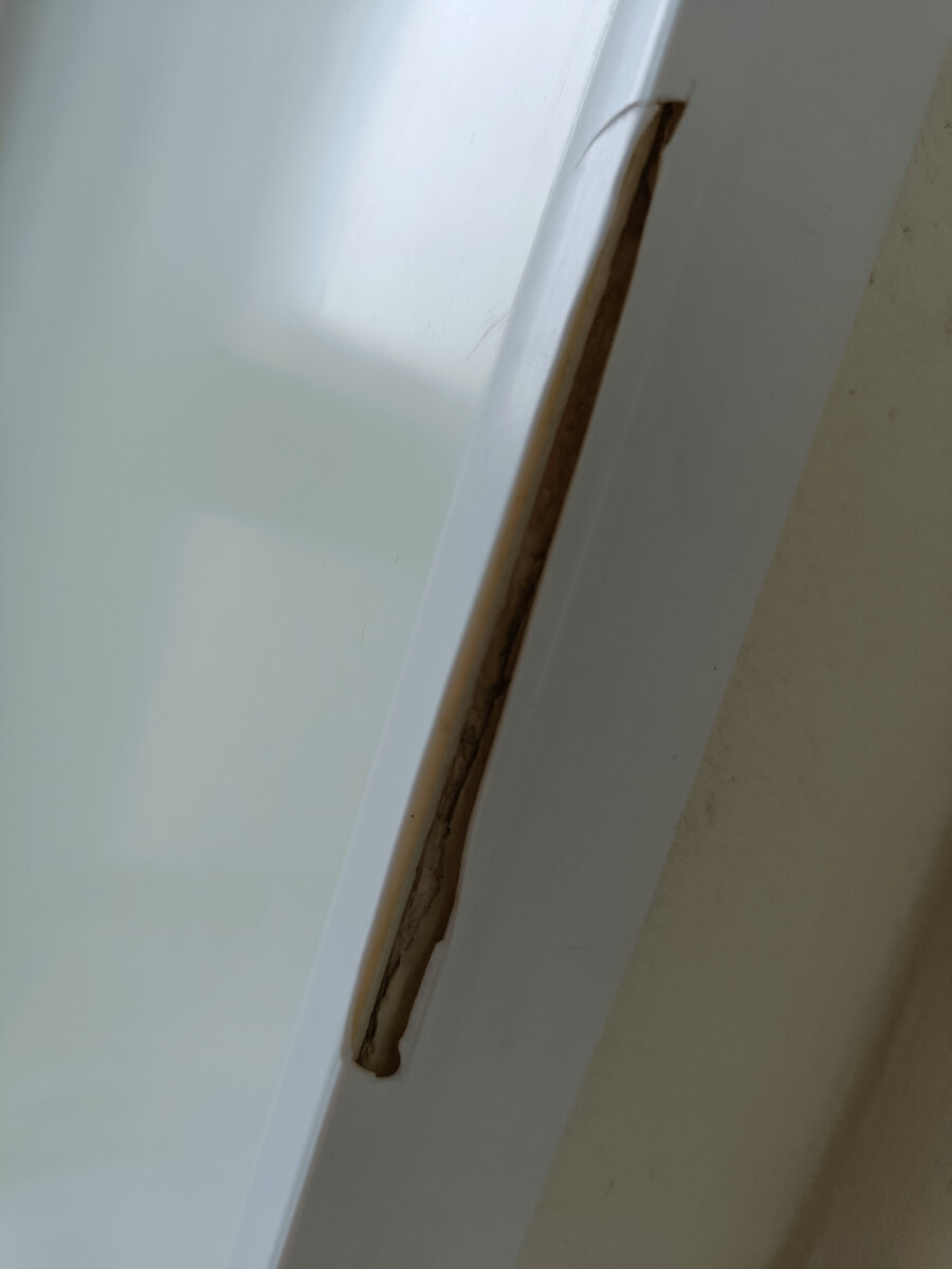 Треснул уголок, об который стукает ручка балконной двери.