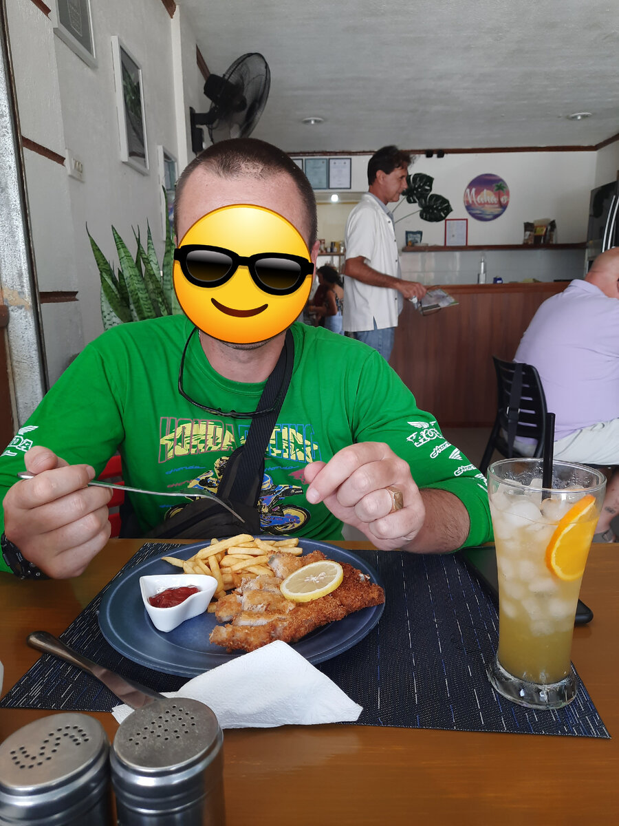 У мужа тоже отбивная и картошка фри . 285 