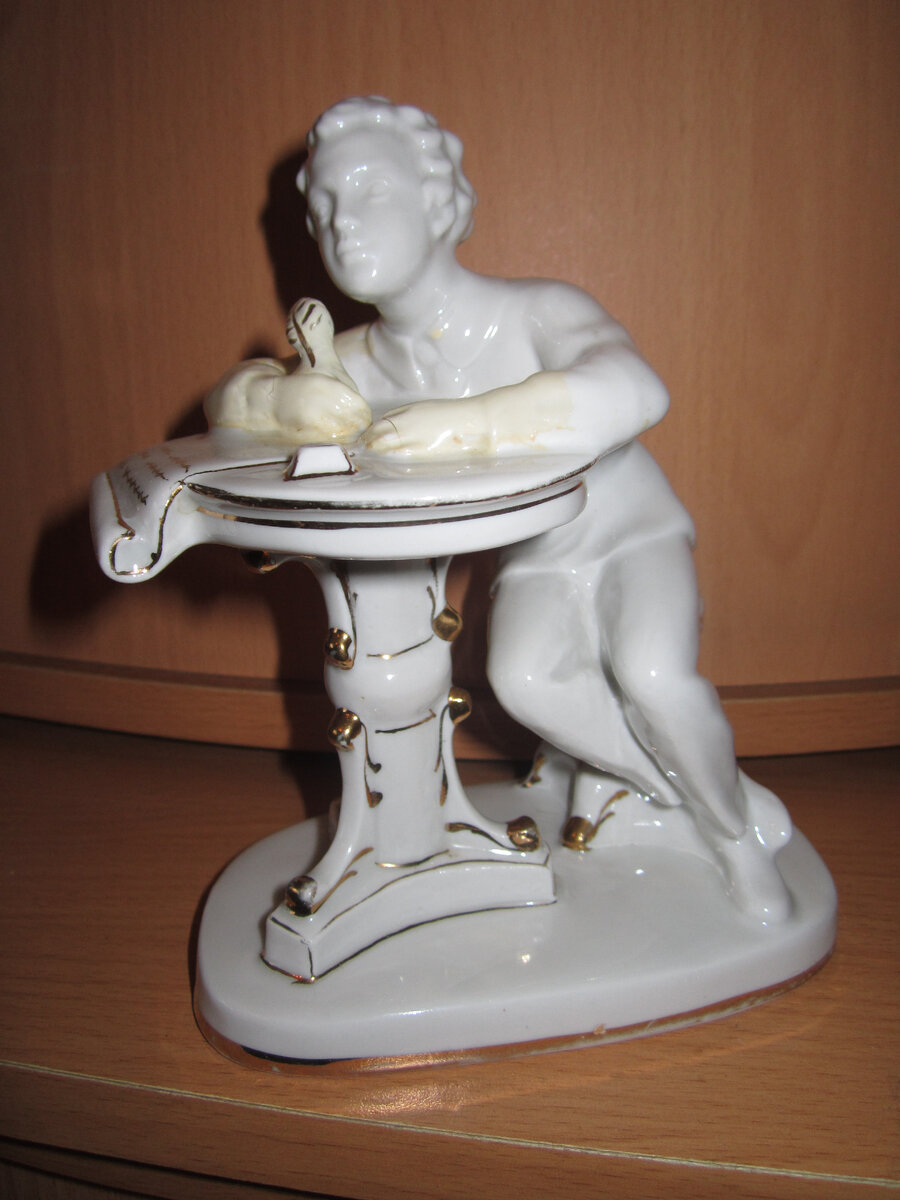 «Юный Пушкин за столом», производитель —Ленинградский фарфоровый завод (ЛФЗ), год выпуска — 1949. Автор Велихова Софья Борисовна.