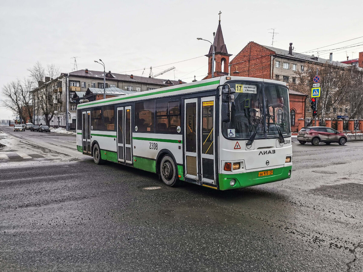 Радость для московских глаз - автобус ЛиАЗ-5293 на маршруте № 17. Перекресток улиц Ленина и Перекопской. Фотография сделана 11 марта 2023 года.