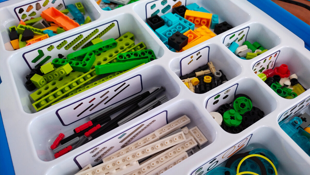 Появились наклейки с указанием где что лежит