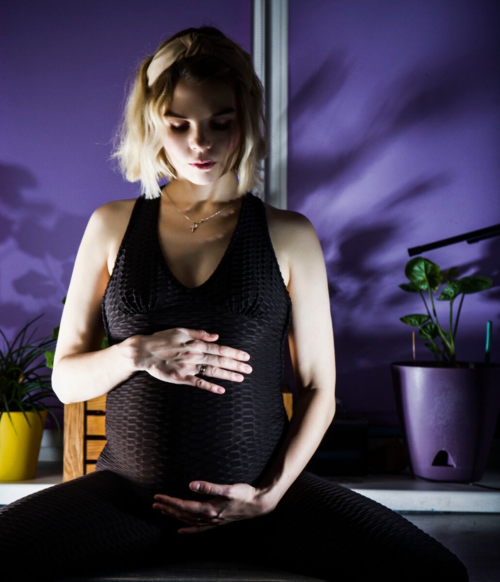 В беременность я продолжала заниматься йогой. Фото из архива автора.