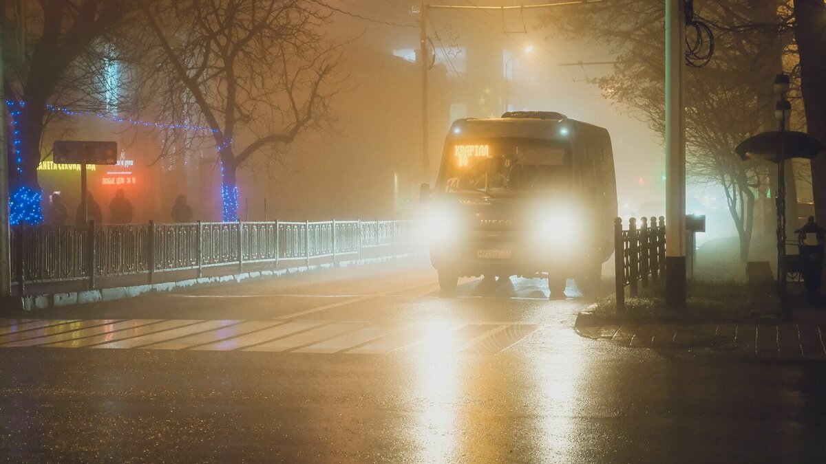     Жительница Уссурийска по какой-то причине напала на чужую машину. Водительница такси начала выламывать дверь авто — возможно, ей не понравилась манера вождения другого рулевого.