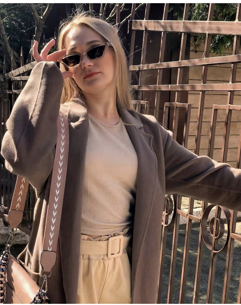 Как сделать прорыв в жизни?!  
Каждый из нас находится в своей матрицы.🌐
И согласна ей у нас происходят реакции, чувства, понимание, ощущение и выбор.
Это та программа, которая диктует нам наше же поведение. И для того, чтобы сделать прорыв в своей жизни- необходимо выйти за пределы этой матрицы. Все в этой жизни относительно нашего взгляда и нашего уровня. 
Можно смотреть на одну вещь или ситуацию разными глазами и каждый будет видеть своё. 
Хочешь видеть лучшие вещи, ощущать высокие эмоции изменяй свою матрицу.
Это с одной стороны, очень сложно звучит, с другой стороны- это возможно. С какой стороны ты посмотришь- это твой выбор и твоя ответственность.
Но я скажу одно. Одному изменить свою матрицу очень сложно, а точнее невозможно. Придётся как никрути выходить из зоны комфорта, из привычного круга общения и находить единомышленников, наставников и проводников. 
Один в поле не воин🤷♀️ 
Если что-то отозвалось- дай обратную связь. Меняй свою матрицу☄️
