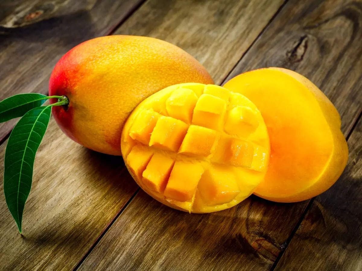 Фрукты без кожуры. Манго (фрукт). Тропические фрукты манго. Сочная манго на дерево. Спа манго.