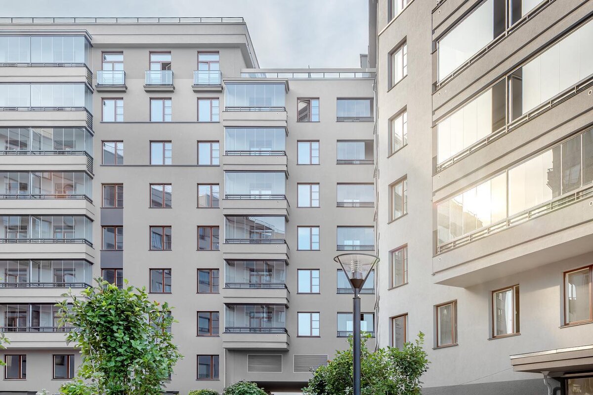 Дом в Санкт-Петербурге, остекленный в едином стиле