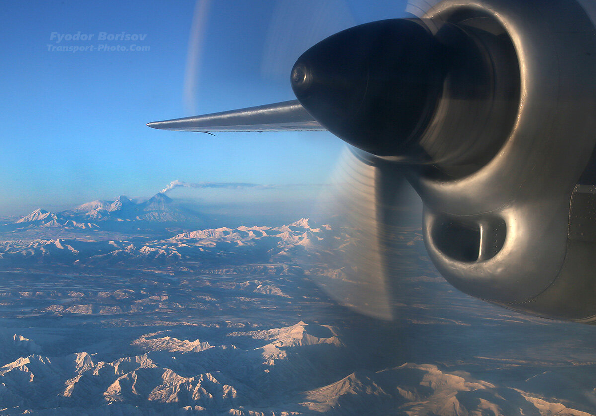 1. Я сказал без вулканов, но это, конечно, лишь фигура речи. Куда не полети, мимо вулканов всё равно не пролетишь. Вот, например, Ключевская извергается под крылом Ан-26-100. 