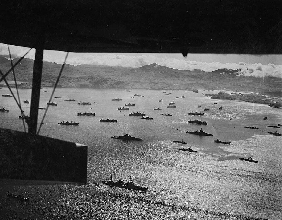 Корабли и катера США перед захватом острова Кыска в Алеутском архипелаге. Фото из Библиотеки Национального Конгресса.