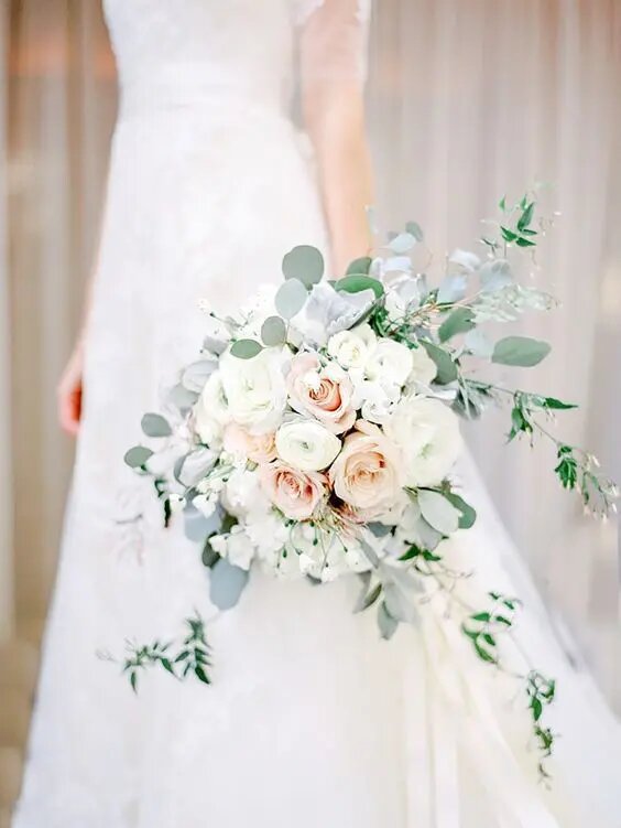Белые и розовые розы с эвкалиптом. Pinterest.com
