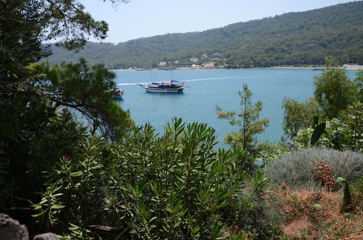 В моём фотоархиве уже заканчиваются снимки с парусниками, но для иллюстрации этого варианта нашла подходящую фотографию.