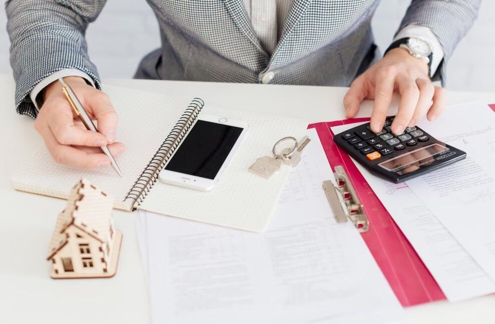  Люди часто инвестируют средства в недвижимость. Фото: ru.freepik.com