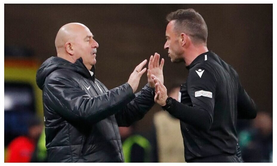    Станислав Черчесов на эмоциях пообщался с арбитром Артуром Диашем и получил желтую карточку. Фото: Reuters