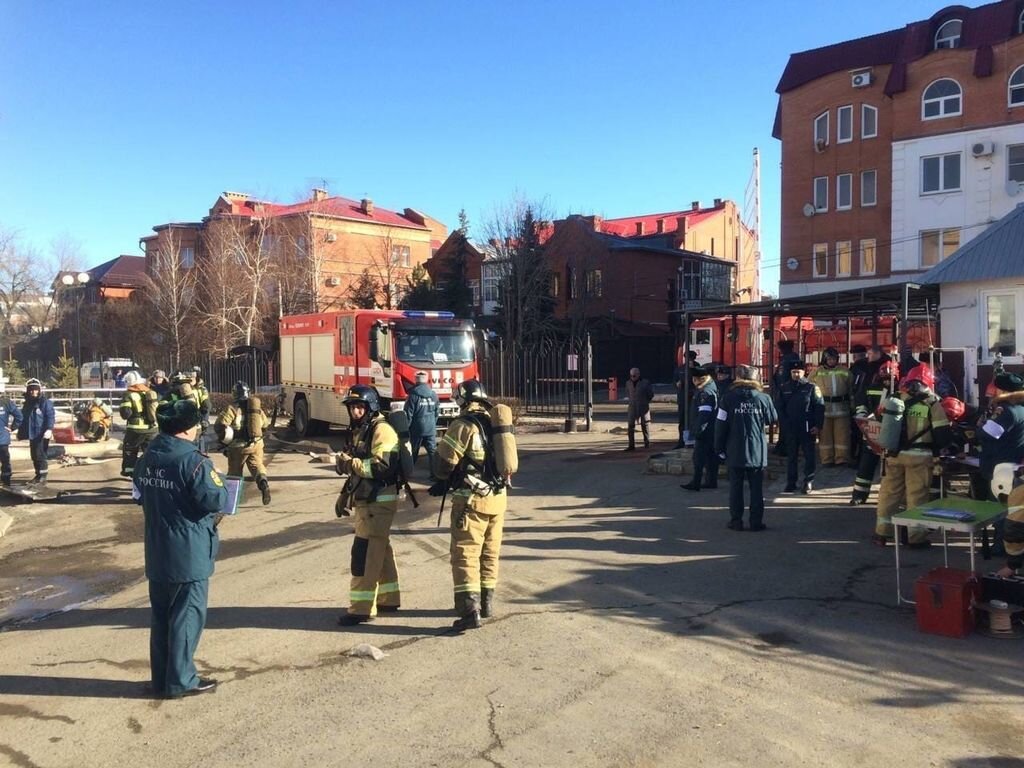    В центре Оренбурга проходят учения: сотрудники МЧС тушат условный пожар на переулке Дмитриевском