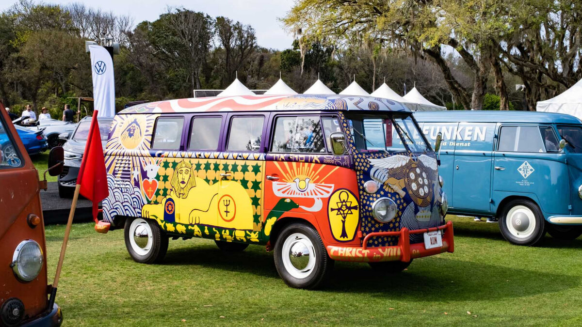    Микроавтобус "Свет" расписан на Вудстоке известным художником эпохи шестидесятых Бобом Иеронимусом.Motor1