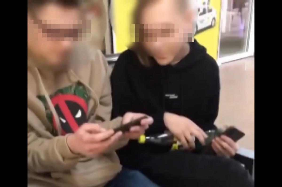    Тюменские подростки в ТРЦ не уступили место женщинам и продолжили играть