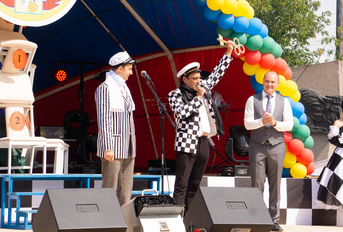 Остап Бендер (роль исполняет актёр Юрий Синьковский) с «ключом» от города. © Vladimir Ё