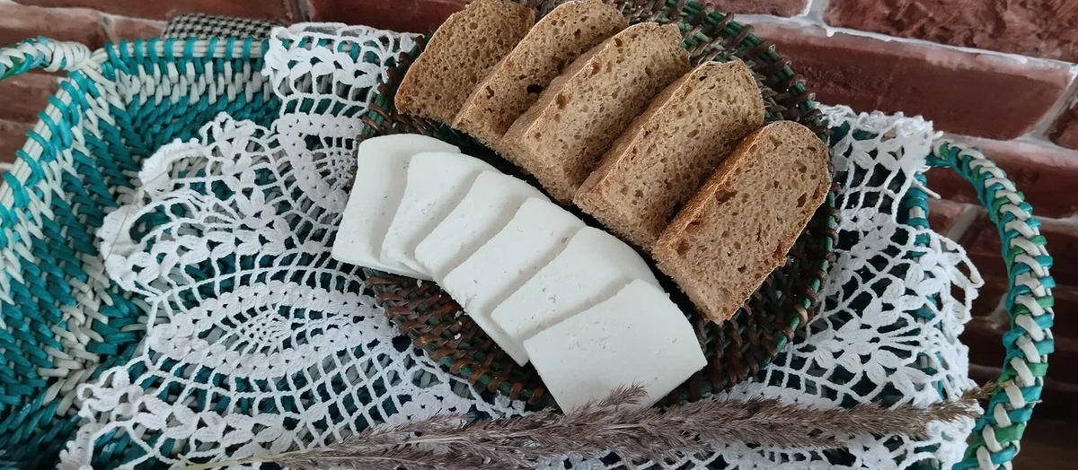 Хлеб, сыр, все домашнее!