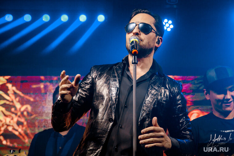    Ростовая кукла Александра Реввы в трусах выступила на празднике педагогов