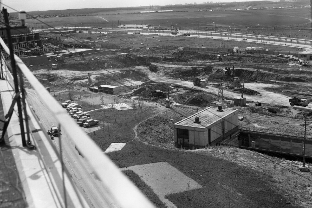 Район станции метро Юго-Западная 1971 год. На горизонте слева  село Тропарёво, а справа — деревня Никулино, на у по центру строительный котлован.