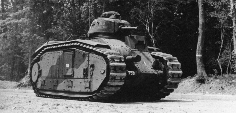 Французский тяжелый танк Char B-1bis 47-го танкового батальона 6-й полубригады 4-го кирасирского полка (4-я бронетанковая дивизия резерва) на марше.