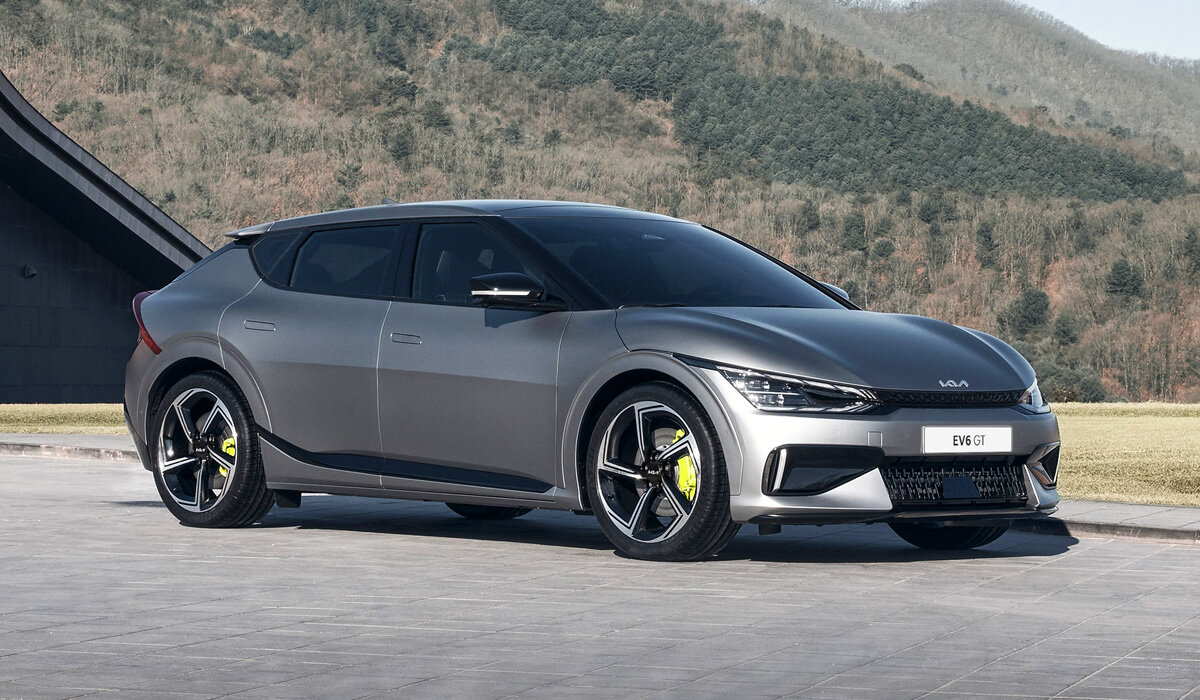 Спортивная версия EV6 GT, она отличается рекордной для автомобилей Киа мощностью – 578 л.c и временем разгона до 100 км/ч – 3,5 c! Также эта спецификация будет иметь электронную имитацию блокировки.