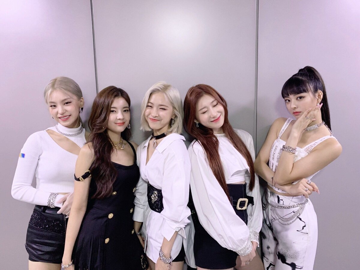 Группа Itzy 2021. K Pop группа Itzy Юна. Кпоп группа Itzy. Группа Itzy участницы.