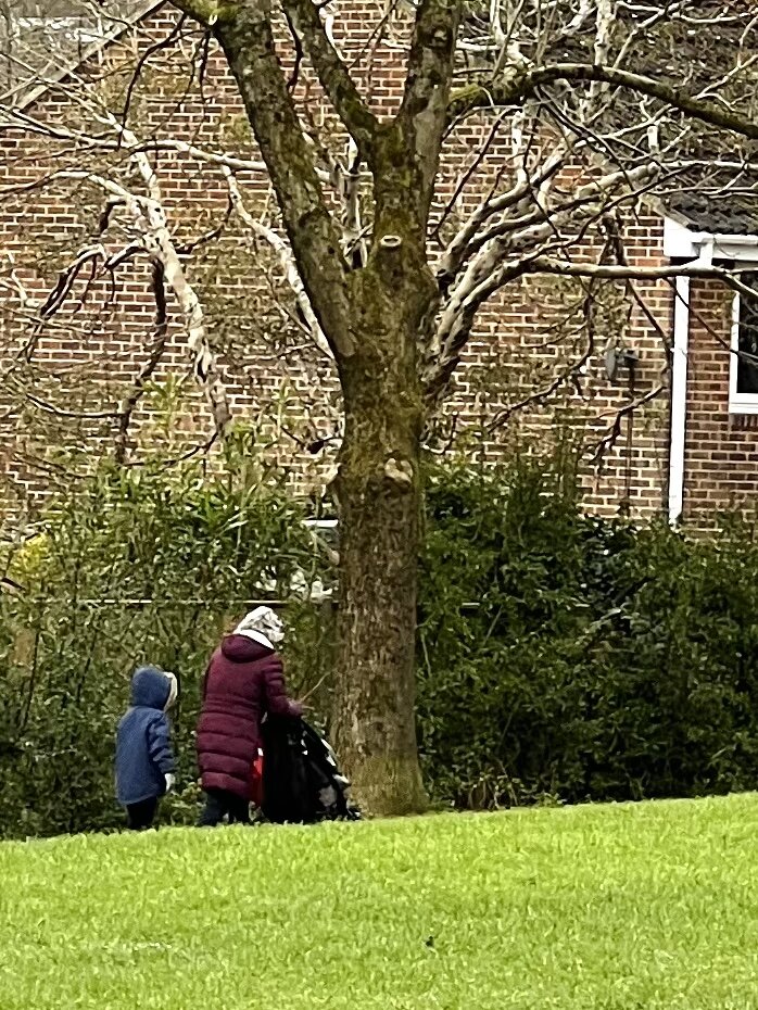 Бабушка с внуками идёт в школу. Фотография из личного архива. 