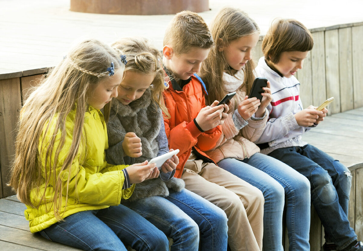 Подросток с телефоном. Ребенок со смартфоном. Ребенок с мобильным телефоном. Современные дети и гаджеты.