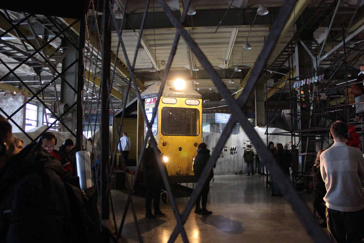 инсталляция прогулка фильм. боладанов выставка севкабеот. севкабель порт спб выставка. балабанов выставка спб севкабель. севкабель выставка балабанов севкабель.