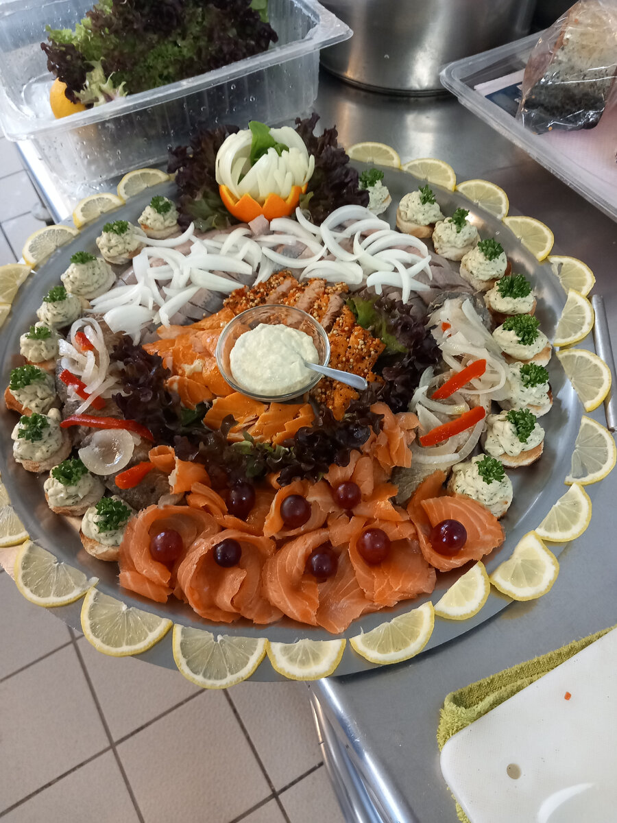 Рыбная тарелка ( лимончики так и хочется поправить🤣)