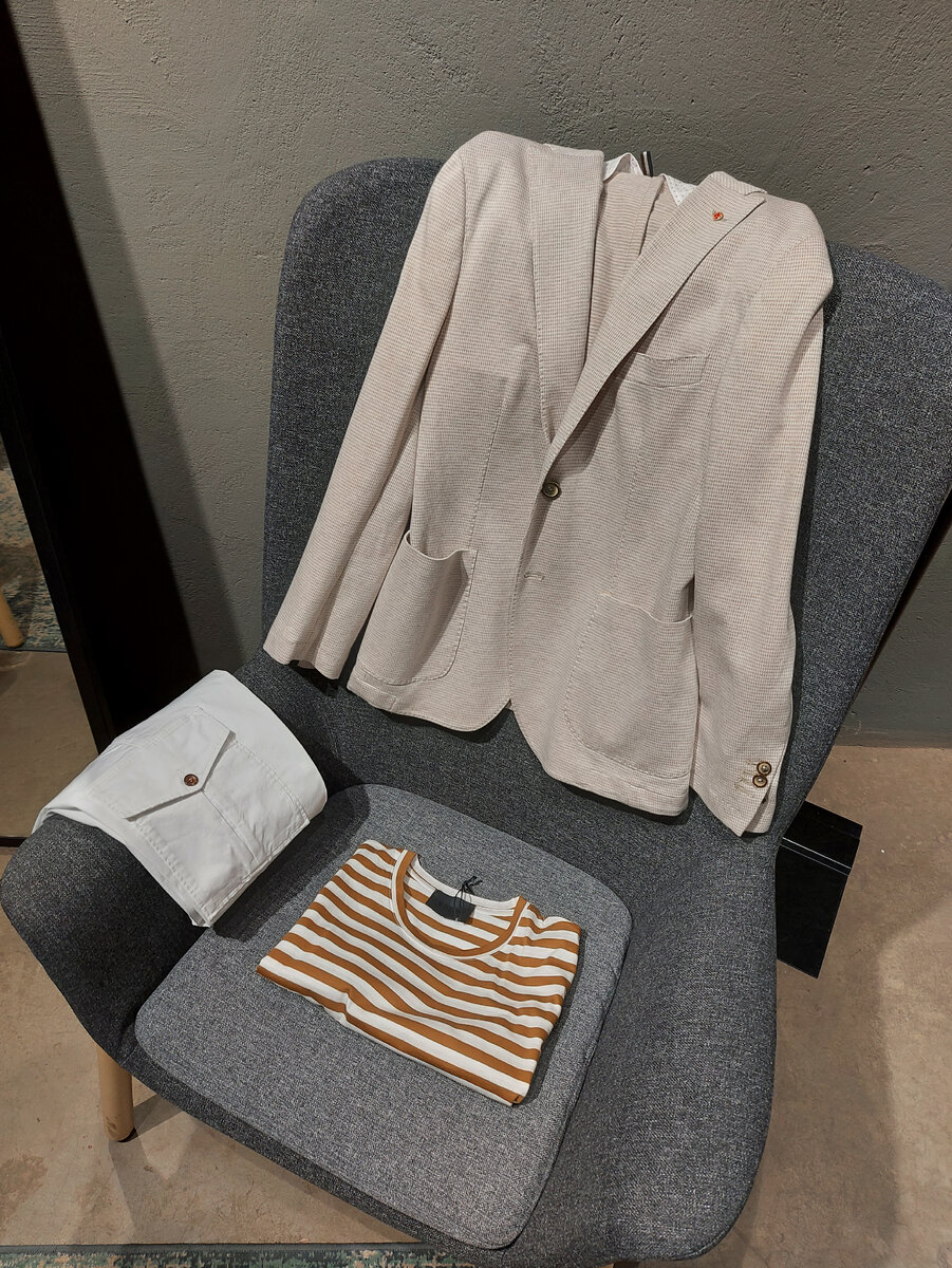 Образ построен на 3-х цветах: бежевый + белый + цвет песка