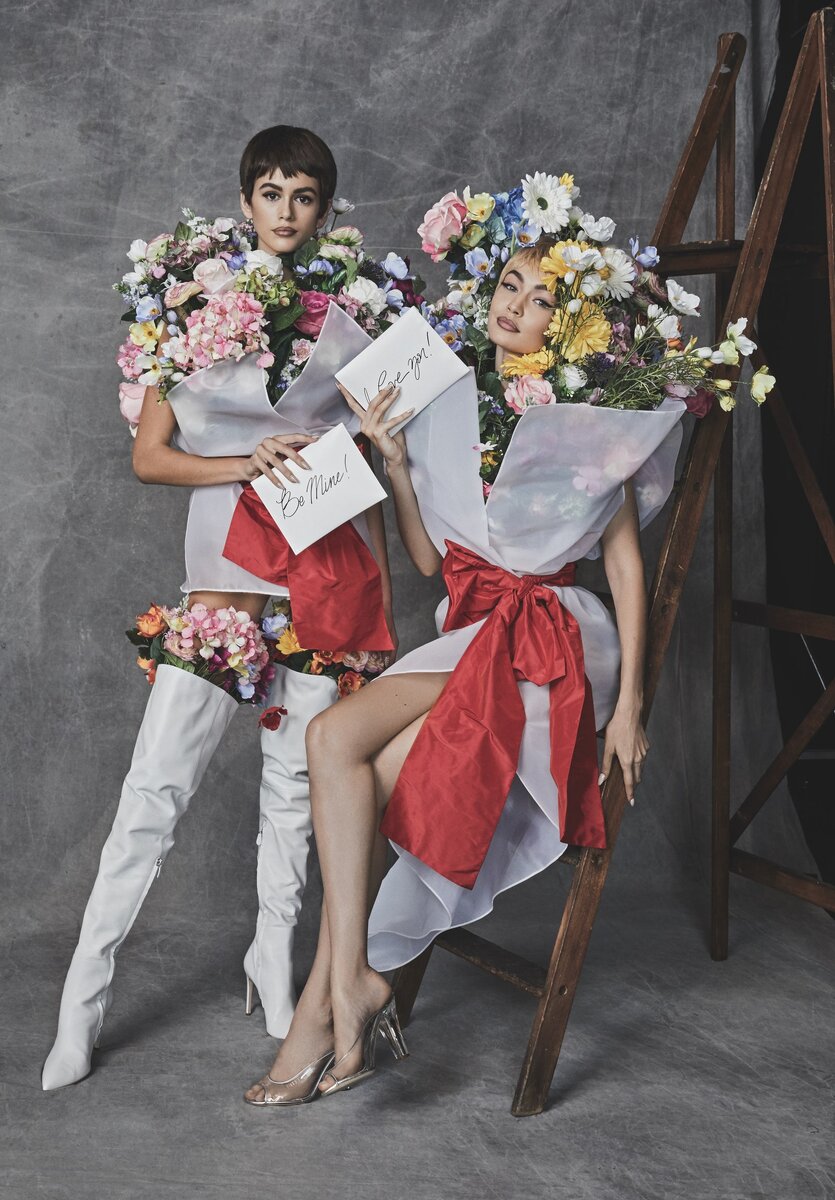 кстати, на моделях самая модная обувь - ботфорты и туфли из прозрачного пластика, как и большие банты.