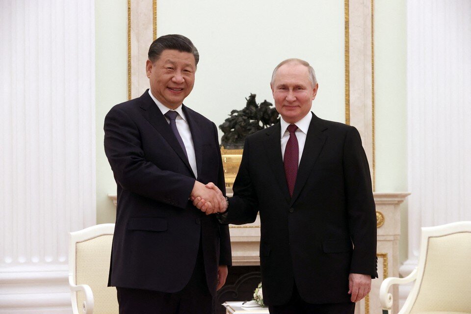     Владимир Путин и Си Цзиньпин  REUTERS