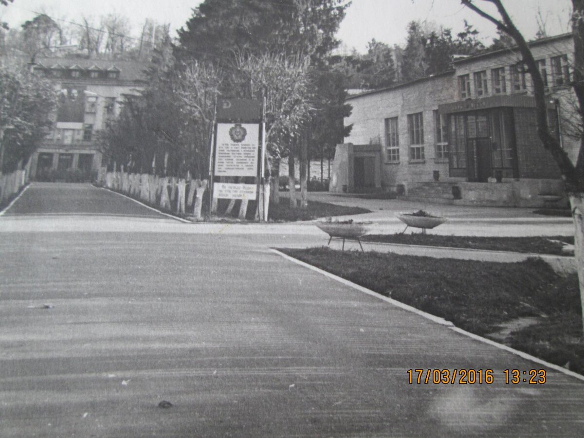 Справа полковой клуб прямо уч.корпус