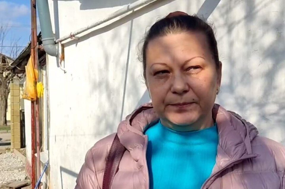     Жительница Джанкоя Елена работает продавцом в магазине, который повредило из-за атак украинских дронов Евгений СТОЯНОВ