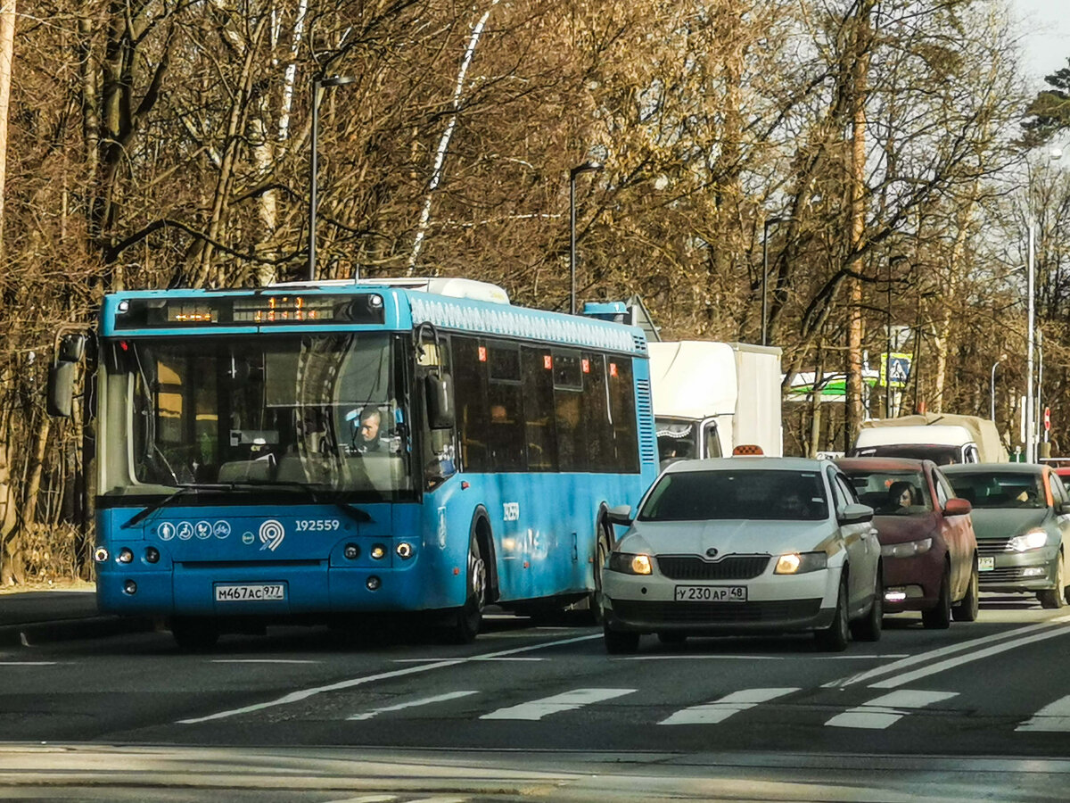 Автобус 192559 ЛиАЗ-5292 на маршруте № 460 на улице Академика Курчатова перед пересечением с трамвайной линией на Авиационной улице. Фотография сделана 6 апреля 2023 года.