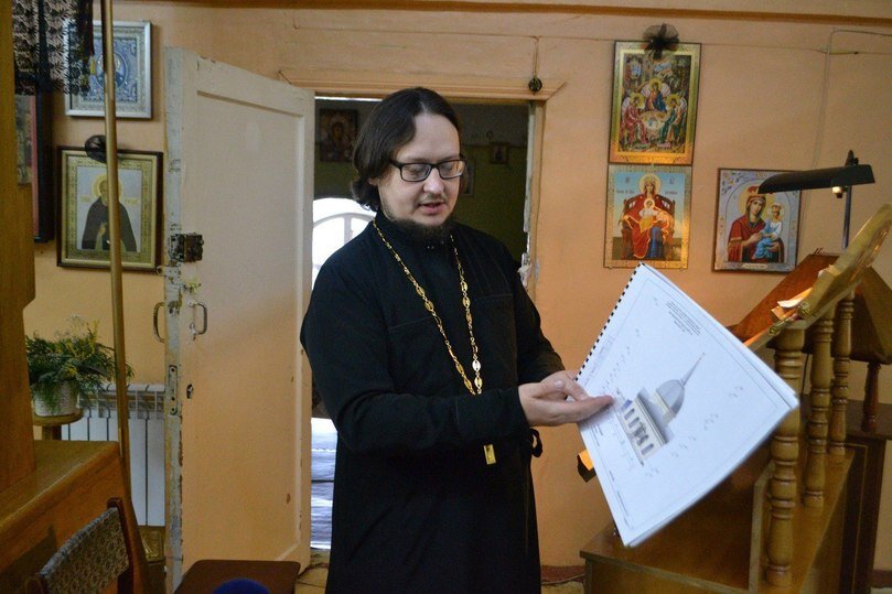     иерей Павел Тимохин, настоятель Распятского собора, рассказывает о планах реставрации святыни. фото: пресс-служба администрации г.о. Серпухов